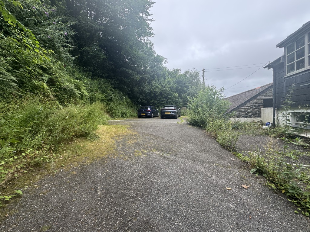 Lot: 10 - FREEHOLD PUBLIC HOUSE OVERLOOKING THE FOWEY ESTUARY WITH NINE EN-SUITE LETTING ROOMS - Car park
